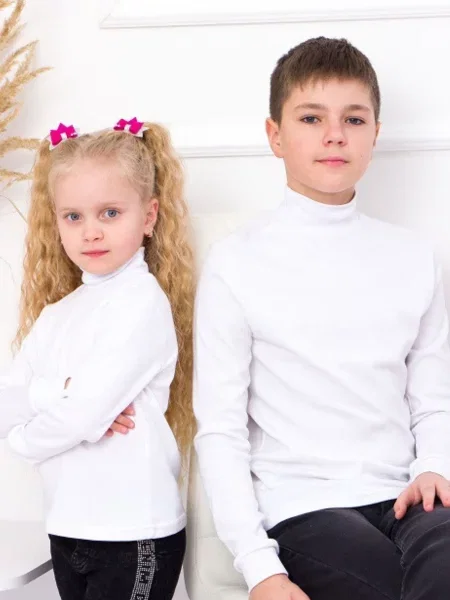 Гольф водолазка носи своє белая