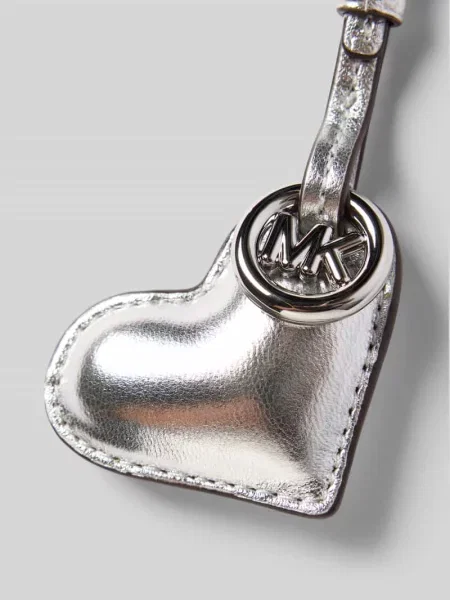 Zawieszka ze sprzączką i aplikacją z logo Michael Michael Kors srebrna