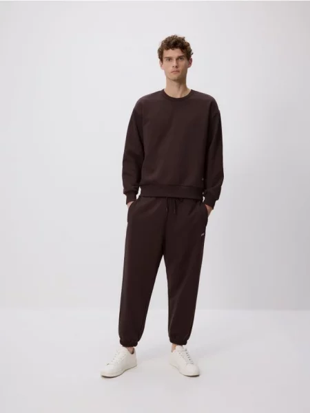 Reserved Pantaloni sport comfort maro