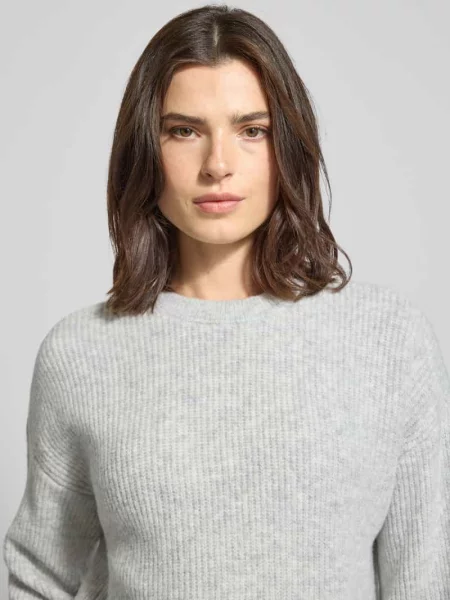 Sweter z dzianiny z okrągłym dekoltem model ‘KACHEL’ Vila