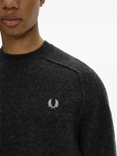 Пуловер Fred Perry бродиран сиво