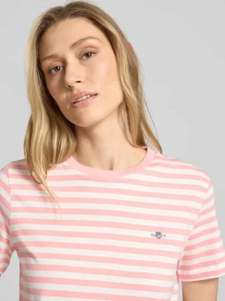 T-shirt z okrągłym dekoltem i wyhaftowanym logo Gant różowa