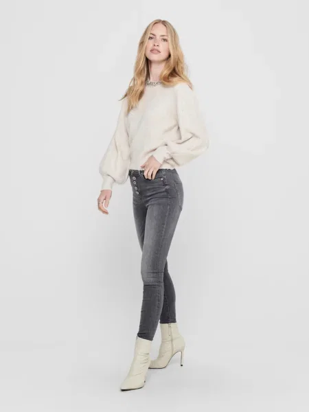 Sweter z dzianiny o kroju regular fit z obszyciem ozdobnymi kamieniami model ‘ELSA’ Only beżowy