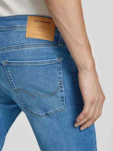 Jeansy w dekatyzowanym stylu o kroju slim fit z niskim stanem Jack & Jones niebieskie
