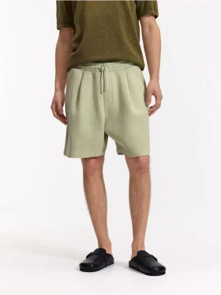 Reserved Pantaloni scurți comfort fit verde-oliv deschis verde