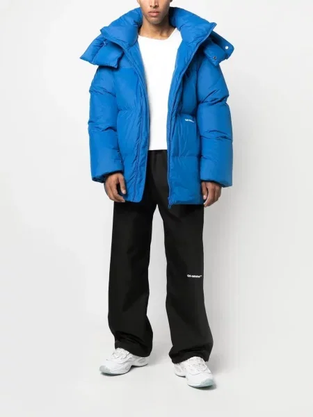 Raštuotas striukė Off-white izoliuoti balta