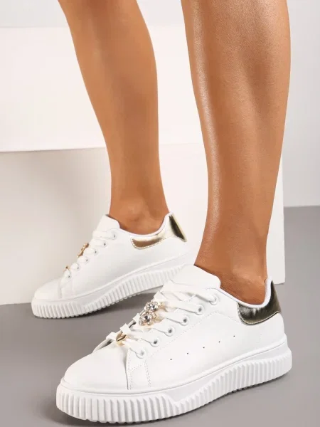 Biało-Złote Sneakersy na Niskiej Platformie ze Wstawką z Ekozamszu i Złotym Misiem Nleona białe