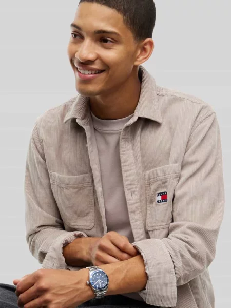 Koszula sztruksowa o kroju regular fit z naszywką z logo Tommy Jeans beżowa