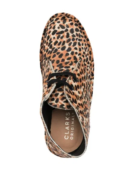 Ghete desert Clarks Originals cu imagine cu model leopard maro