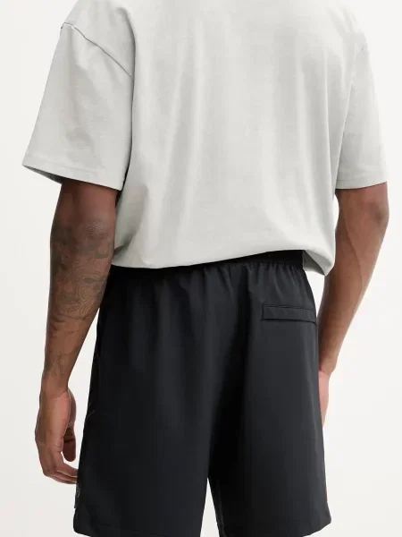 Pantaloni scurți Under Armour cu imagine negru