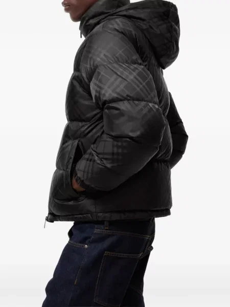 Geacă cu puf Burberry în carouri negru
