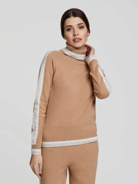 Свитер бежевий