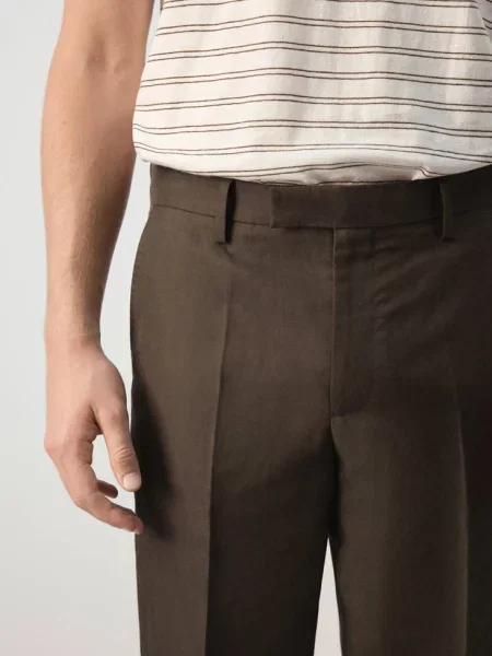 Spodnie garniturowe slim fit z bawełny i lyocellu Mężczyzna 42 MANGO MAN brązowy