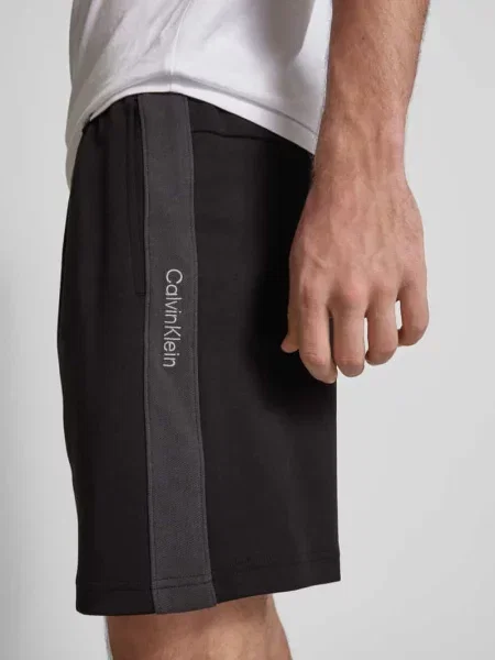 Szorty o kroju regular fit z zaznaczonym rozporkiem Calvin Klein Jeans czarne