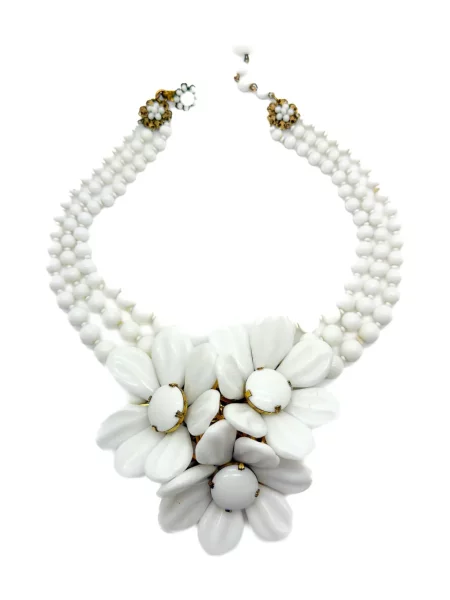 Colier Jennifer Gibson Jewellery cu model floral alb