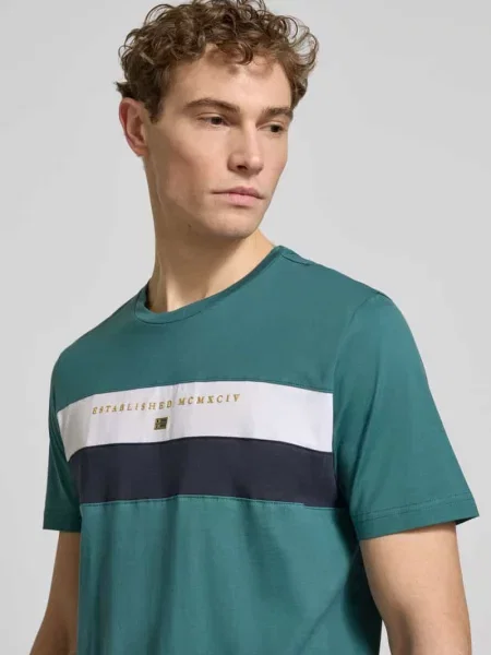 T-shirt o kroju regular fit z okrągłym dekoltem Christian Berg Men zielona
