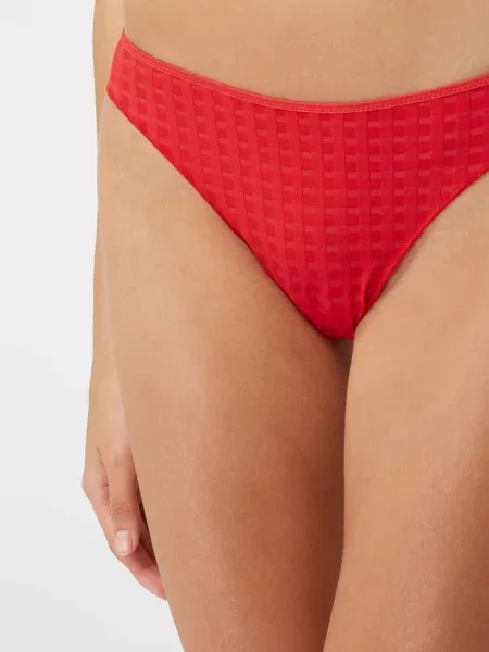 Stringi z fakturowanym wzorem model ‘Avero Thong’ Marie Jo czerwone