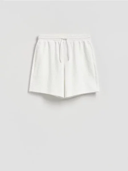 Reserved Pantaloni scurți regular din structurat crem