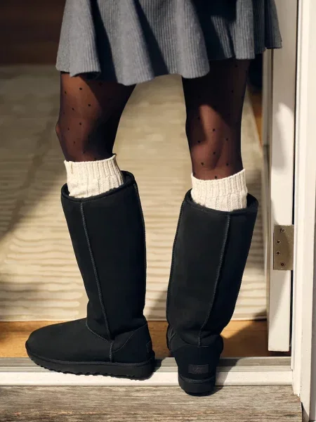 UGG W Classic Ultra Tall апрески дамски от велур черно