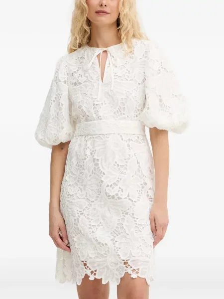 Cu centură rochie mini Silvian Heach din dantelă alb