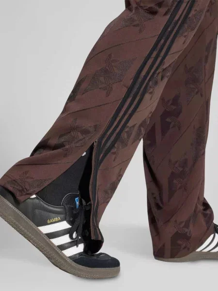 Spodnie dresowe o kroju relaxed fit z nadrukiem z logo na całej powierzchni Adidas Originals
