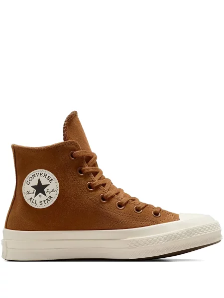 Iš natūralios odos sportbačiai Converse Chuck 70 izoliuoti ant pleištinio kulniuko pilka