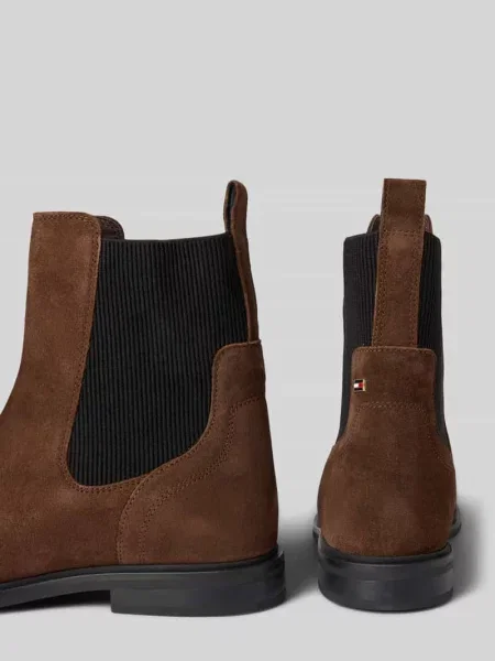 Tommy Hilfiger sztyblety zamszowe FLAG SUEDE CHELSEA BOOT na płaskim brązowy