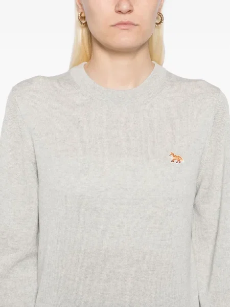Pulover Maison Kitsune cu broderie gri