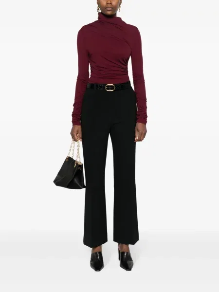 Kelnės Victoria Beckham įsiliepsnojo juoda