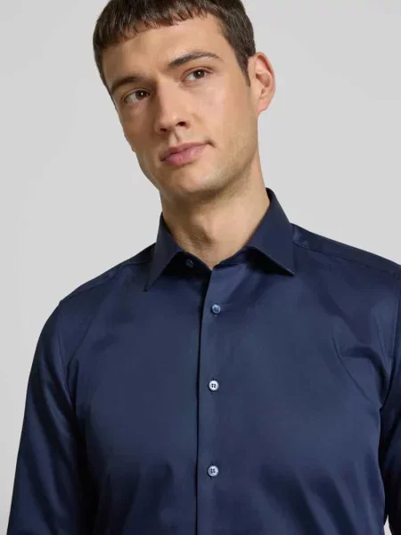 Koszula biznesowa o kroju slim fit z kołnierzykiem typu kent Olymp Level 5 granatowa