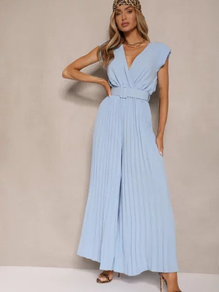Jasnoniebieski Kopertowy Kombinezon Wide Leg Zdobiony Plisami i z Klamrą Salirella niebieski