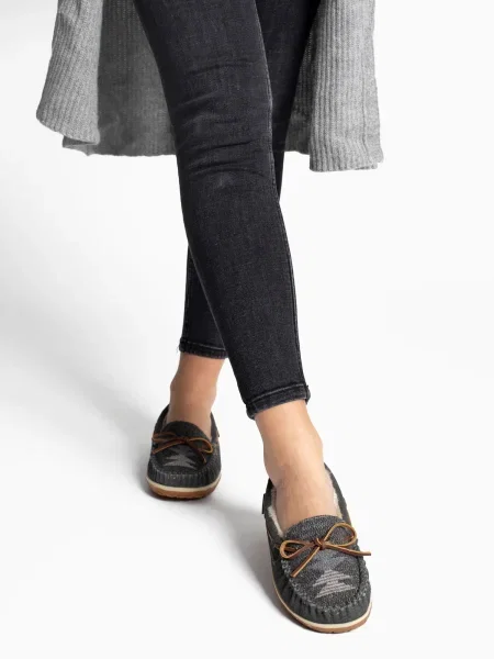 Minnetonka Mocasini Tilia gri / maro alb