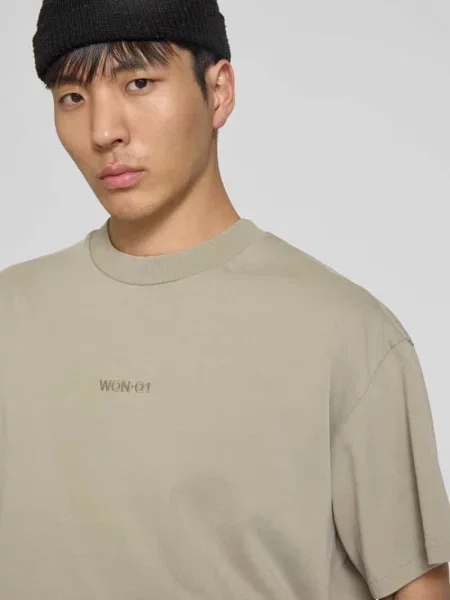 T-shirt o kroju relaxed fit z wyhaftowanym logo Won Hundred