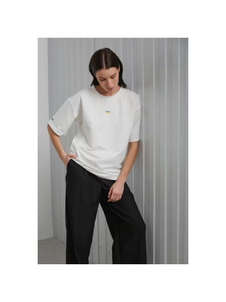 Футболка з прапором молочна Estro біла