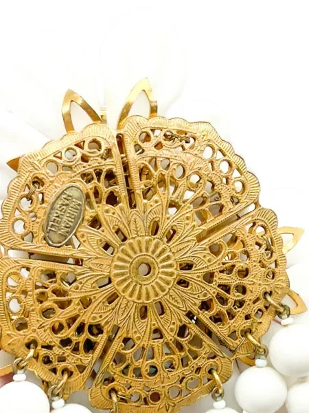 Gėlėtas vėrinys Jennifer Gibson Jewellery balta