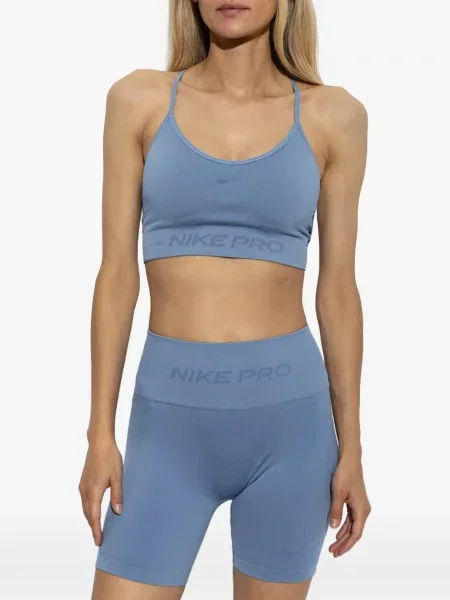 Decupat pantaloni scurți Nike cu broderie plasă roz