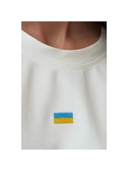 Футболка з прапором молочна Estro біла