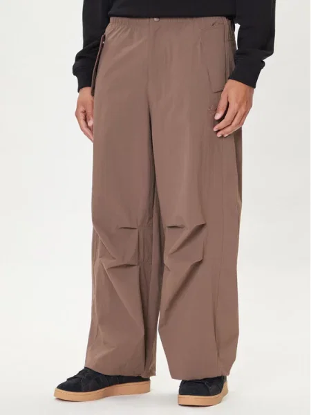 Adidas Hlače iz tkanine Premium Essentials Utility Parachute rjava