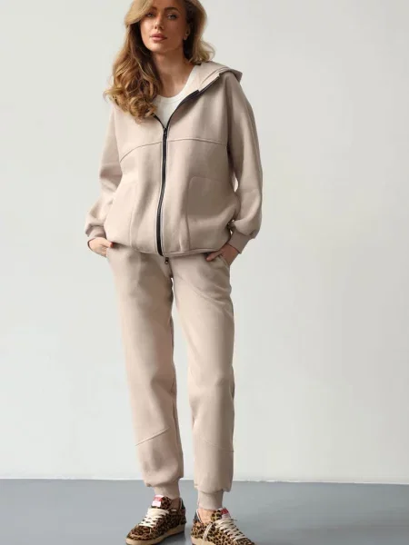 Женский спортивный костюм с бежевий