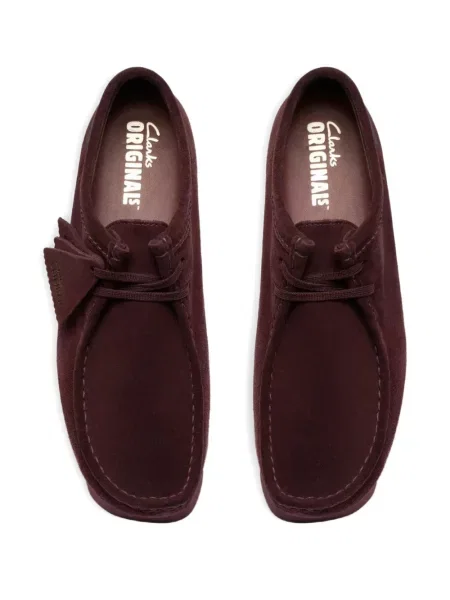 Велурен обувки в стил дерби Clarks Originals с връзки виолетово
