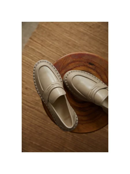 Кожаные лоферы Estro бежевые