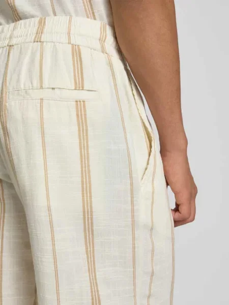 Bermudy o kroju relaxed fit z mieszanki i bawełny model ‘TINUS’ Only & Sons białe