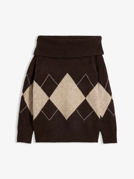 Sweter z dekoltem carmen ze wzorem w romby brązowy