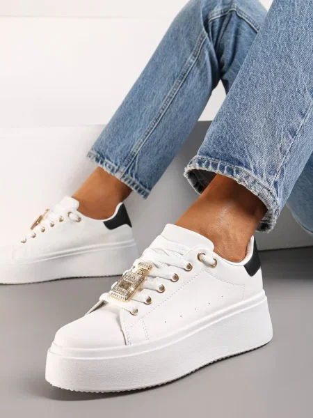 Sneakers Albi-Negri cu Pandantiv Metalic pe Șireturi Decorat cu Pietre Strass Edosa alb