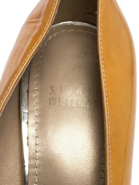 Кожени полуотворени обувки Stuart Weitzman на платформе от лакирана кожа жълто