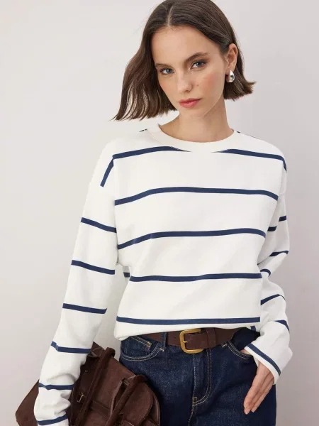 Trendyol Sweater majica ecru/prljavo / mornarsko plava bijela