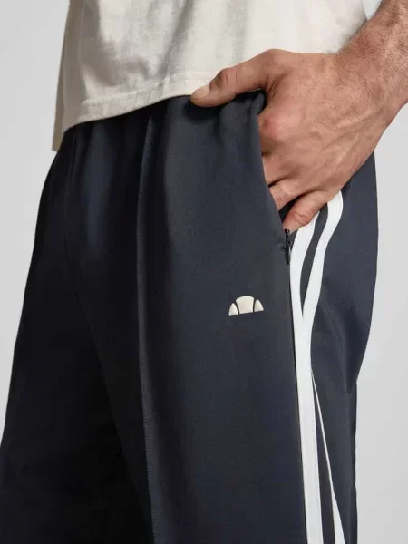 Spodnie dresowe o kroju straight fit z detalem z logo model Latucci' Ellesse czarny