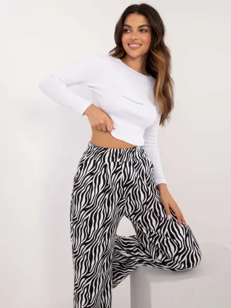 Pantaloni Fashionhunters lungi alb