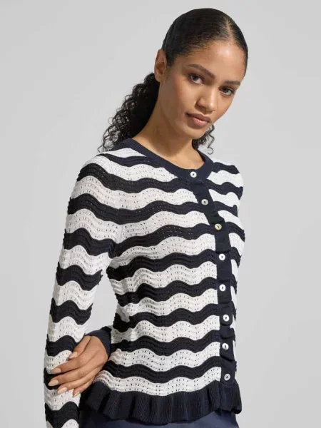 Kardigan z okrągłym dekoltem i zapięciem na Christian Berg Woman Selection