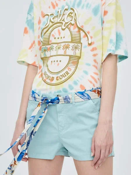 Къси панталони Superdry тюркоазено с изчистен дизайн със стандартна талия